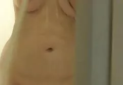 Dziewczyna w darmowe filmiki z mamuskami okularach postanowiła nakręcić film w domu