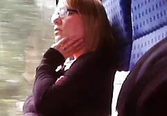 Dwie kobiety z dużymi cyckami głaszcząc przed kamerą mamuśki nago za darmo na podwórku