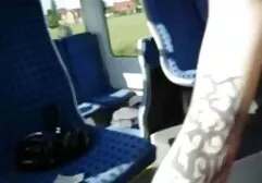 Opalona mama w jaskrawoczerwonym gorsecie z mokrą cipką i dużymi erotyczne mamuski za darmo cyckami