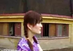 Dziewczyna próbuje uwieść nieznajomego do filmy erotyczne za darmo mamuśki odlewania