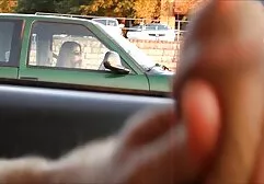 Mężczyzna wkłada szpilkę, filmiki porno z mamuskami aby wskazać szerokie ramiona Brunetki, podczas gdy jego przyjaciele słuchają