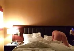 Busty babe z długimi włosami zdejmując sex darmowe mamuski gorset i pończochy przed kamerą