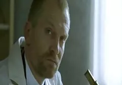 Mężczyzna w niebieskiej koszuli liże dziewczynie sutek na łonie natury sex mamuśki filmiki