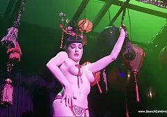 Mężczyzna położył trzy kobiety Na łóżku i sex za darmo z mamuskami z kolei przykręcił je