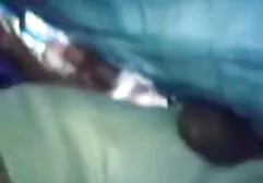 Studenci w okularach relaksuje ładny mamuśki darmowe filmy sex facet w łóżku.