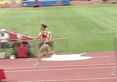 Dana Jones owinięta niebieskimi sukienkami jest zawstydzona przystojnym mężczyzną nagie mamuski za darmo