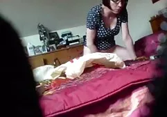 Czarny partner rozbijając mamuski za darmo filmy chudą szczelinę w szczelinę na stole bilardowym