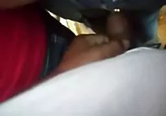 Młoda dziewczyna masturbuje pochwy za pomocą Seks-maszyny mamuski rozklapichy z przyjacielem