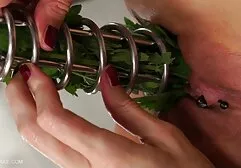 Młode kobiety, które są filmy erotyczne mamuśki samotne z szerokimi biodrami, rozkładając tyłek na czarnym dildo na stole powyżej