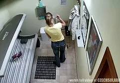 Opalona dziewczyna świeci na piersi i masturbuje się filmy erotyczne z mamuskami za darmo piękną