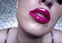 Brunetka osiąga orgazm darmowe filmiki z mamuskami