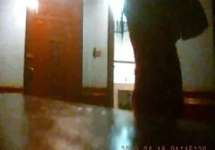 Nastolatka z tatuażem mamuski darmo na brzegu stawu rozłożyła jej tyłek olejem