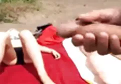 Dziewczyna w pończochach i czarnym staniku odmawia dziury mamuski sex darmowe w mężczyźnie z dużym kutasem