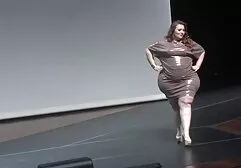 Brunetka darmowy sex mamusiek jest dobrze w pierdolony