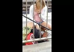 Mama z dużymi cyckami przychodzi z mamuski darmowe samochodem do przyjaciela i dać mu ropę