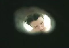 Opalona Cher w czarnych pończochach pieprzy się z partnerem sex za darmo z mamuskami na łóżku