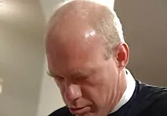 Blondynka ssie kutasa łysego seks filmy z mamuśkami faceta w białej koszuli z czerwoną kanapą na castingu