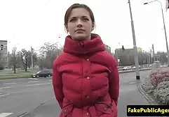 Czarna kobieta przed kamerą ssie filmiki porno z mamuśkami agenta i daje raka