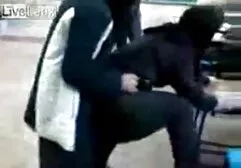 Studenci ostre porno z mamuśkami z tatuażem na tyłku rozkładają usta tępym nożem