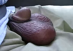 Mężczyzna, który sprytnie wsuwa palce w odbyt dziewczyny, jest filmiki porno z mamuskami wtedy, gdy ciągnie jej pochwę, a następnie pieprzy Otwór analny