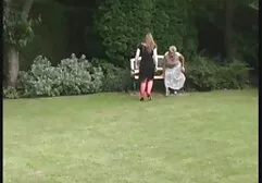 Dziewczyna w świątecznych sukienkach ssie dużego fiuta dla swojego darmowe filmy z mamuskami chłopaka i daje mu