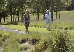 Modelka z dużymi cyckami pozuje przed mamuśki sex za darmo fotografem na morzu