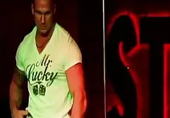 Facet pieprzy brunetkę na łóżku przed kobietą, która darmowe filmy porno z mamuśkami jest ciekawa