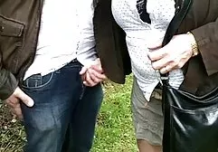 Żona ma brązowe oczy w lampartowej filmy darmowe mamuski bluzce i z pięknymi cyckami rozluźnia gardło mężowi