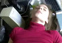Paskudna kobieta na ciele, odsłaniając jej mamuski filmy sex owłosione pod śrubą i ssać jego kogut ze słodkim