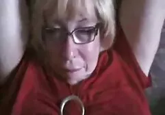 Mężczyzna opracował tyłek dojrzałej kobiety z zabawką erotyczną i jej filmy erotyczne z mamuskami za darmo kutasem
